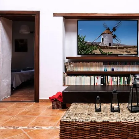 Villa Histórica Con Molino De Viento