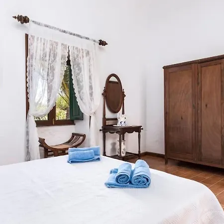 Villa Histórica Con Molino De Viento