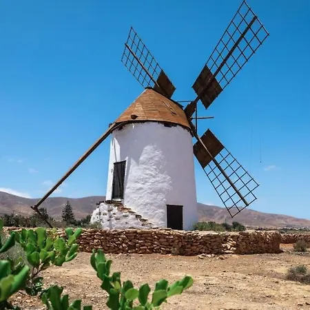 Histórica Con Molino De Viento Antigua (Fuerteventura)