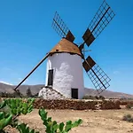 Histórica Con Molino De Viento Antigua (Fuerteventura)
